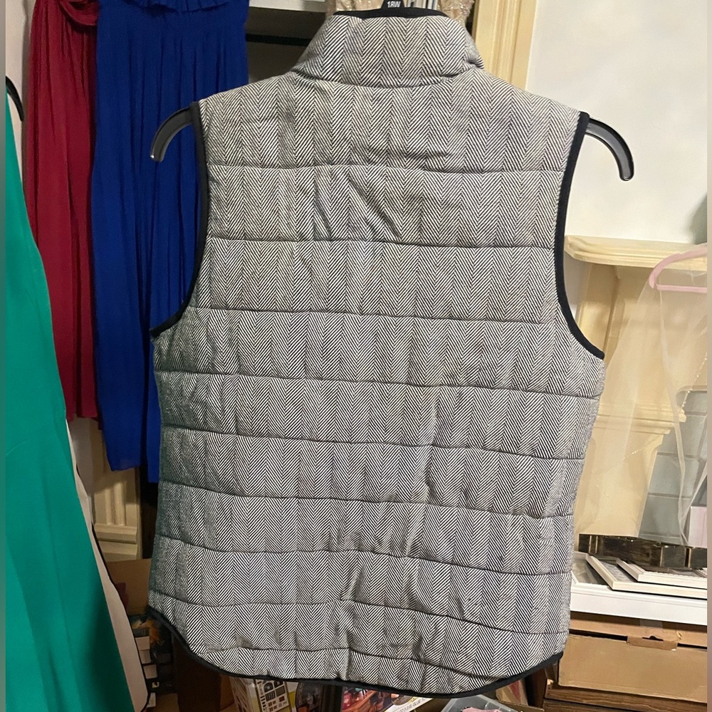 Women's Black & White Herringbone Puffer Vest - Picture 4 of 4